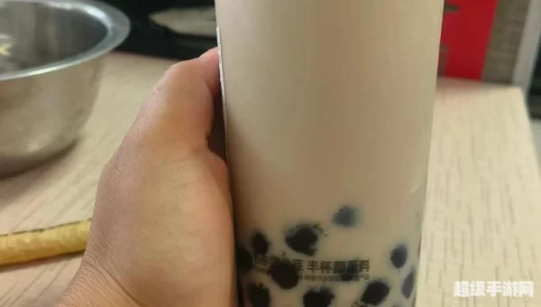 入秋第一杯奶茶图片
